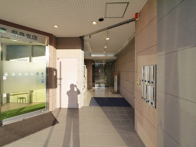 奈良交通第２ビルのエントランス
