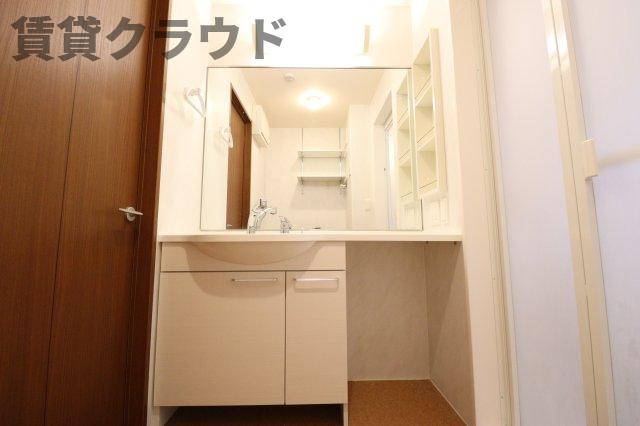 グリシーヌ 　フルールの洗面所|椅子やダストボックスがしまえるスペースがあります♪