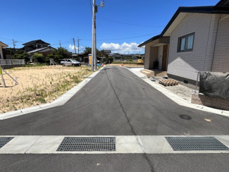 【前面道路含む現地写真】 | 前面道路も整備済でお車の出入りも楽々です。