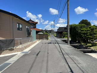 【前面道路含む現地写真】 | 大通りから一本入った場所にあり落ち着いた立地です