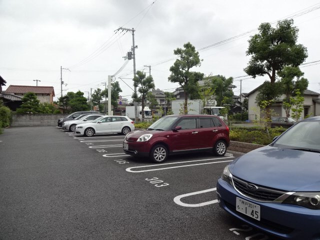 ラヴィ　アンソレイエの駐車場