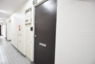 【その他共用部分】 | 皆様をお迎えする、お部屋の玄関ドア。開けやすさや開放角度、ドアノブの操作しやすさや鍵の形状などを、現地で一度ご確認ください。～即日のご見学可能～　お問合せはお気軽にどうぞ。