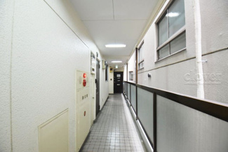 【その他共用部分】 | 階段もマンション共用部分の一部。しっかりと清掃されています。荷物の運搬のために幅や傾斜のチェックをしてみるのも忘れずに。～即日のご見学可能～　お問合せはお気軽にどうぞ。