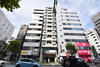 【外観】 | 青空によく映える建物です。手入れの行き届いた外壁やマンション正面エントランスなど、綺麗な姿をぜひ一度、現地にてご覧ください。～即日のご見学可能～　お問合せはお気軽にどうぞ。