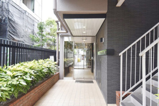 【エントランス】 | お客様を、そして住人を出迎えてくれるマンションのエントランス。ゴミが落ちていないことからも、管理状態の良さや住民の節度の高さが見て取れます。～即日のご見学可能～　お問合せはお気軽にどうぞ。