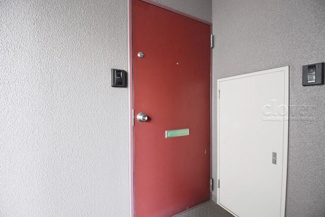 【その他共用部分】 | 皆様をお迎えする、お部屋の玄関ドア。開けやすさや開放角度、ドアノブの操作しやすさや鍵の形状などを、現地で一度ご確認ください。～即日のご見学可能～　お問合せはお気軽にどうぞ。