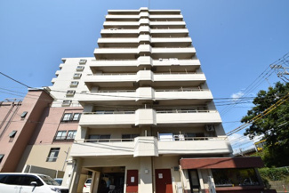 【外観】 | 青空によく映える建物です。手入れの行き届いた外壁やマンション正面エントランスなど、綺麗な姿をぜひ一度、現地にてご覧ください。～即日のご見学可能～　お問合せはお気軽にどうぞ。