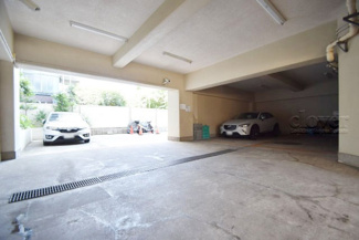 【駐車場】 | 屋根付きの駐車場スペース。空きの有無や駐車料金、サイズ規定などについては、改めてお問い合わせください。～即日のご見学可能～　お問合せはお気軽にどうぞ。