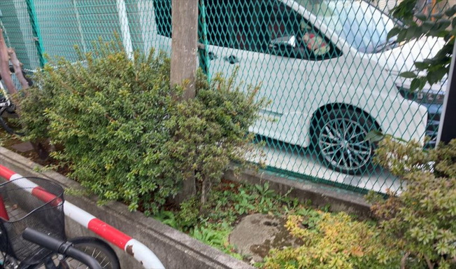 【庭】 | スカイコート橋本第一 | 物件によっては、入居者が個人的に使用できる専用庭がついているものもあります。また、住宅の中にある土間の部分を庭と呼ぶこともあります。庭の用途は住む人によって変わり、それによってデザインもさまざまです。