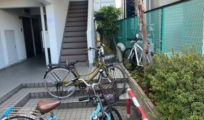 【中庭】 | スカイコート橋本第一 | 中庭（パティオ）とは、一つの建築物の内部に設けられた、壁などで囲われている庭のことを指します。コの字型、ロの字型が主流ですが、L字型の中庭もあります。最近では、インテリア性の高さからも人気があります。