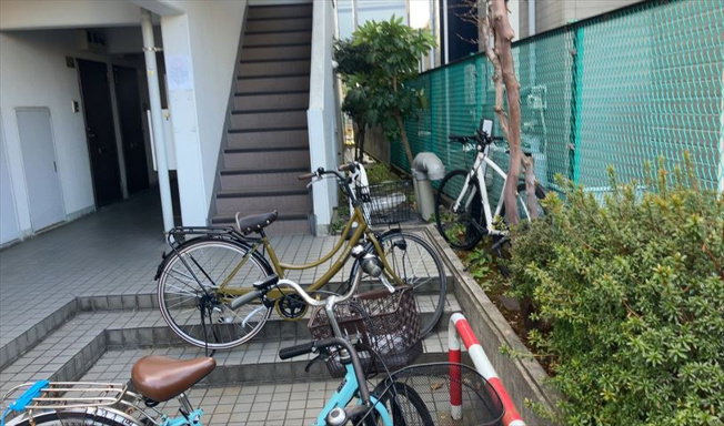 【中庭】 | スカイコート橋本第一 | 中庭（パティオ）とは、一つの建築物の内部に設けられた、壁などで囲われている庭のことを指します。コの字型、ロの字型が主流ですが、L字型の中庭もあります。最近では、インテリア性の高さからも人気があります。