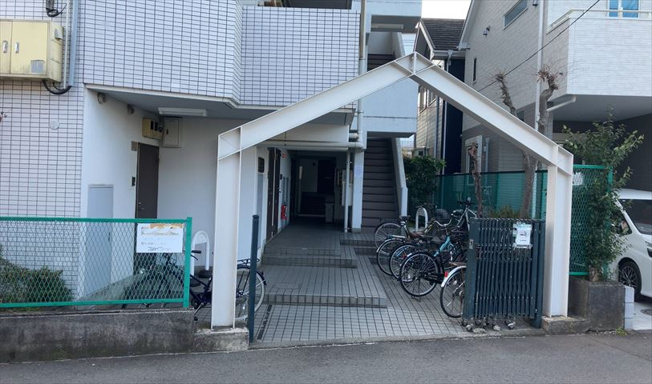 【エントランス】 | スカイコート橋本第一 | マンションのエントランスには、もともと風よけや防犯の役割がありますが、マンションによって宅配ボックスなどの設備が備わっている所もあります。日々の生活をイメージしながら生活しやすさをチェックしましょう。