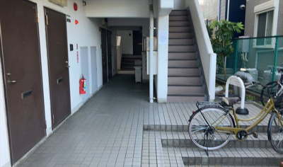 【ロビー】 | スカイコート橋本第一 | ラウンジは、マンションの共用スペースに椅子やテーブルなどを配置した利用者が寛げる空間です。屋内型ラウンジと屋外型ラウンジがあります。共用部分の管理状況と合わせて、詳細については現地でご確認ください。