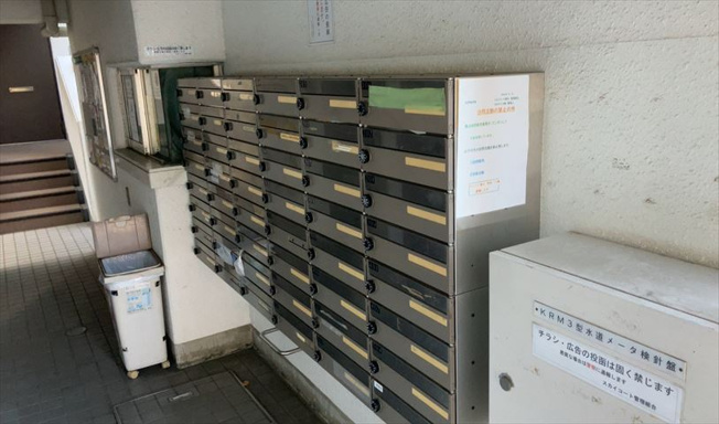 【設備】 | スカイコート橋本第一 | エントランス付近に設置されている集合ポストは、住んでいる部屋と離れているため、ポストをあさるなど誰かに何かされていても被害に気づきにくいです。入居する時には他人に特定されにくい番号で鍵をかけましょう！