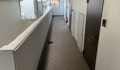 【ロビー】 | スカイコート橋本第一 | ロビーというと、エントランスと何がちがうの？と思いますよね。実はロビーとエントランスには明確な決まりはありません。物件によっては、エントランスを入って広がるある程度の広さのある空間がロビーとなります。