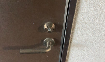 【防犯設備】 | スカイコート橋本第一 | 室内の防犯設備もチェックしましょう！モニター付きインターホンが設置されているか、防犯シャッターが設備されているか、ベランダに人が上がってきにくい高さかなどチェックしておくと入居後も安心できるでしょう。