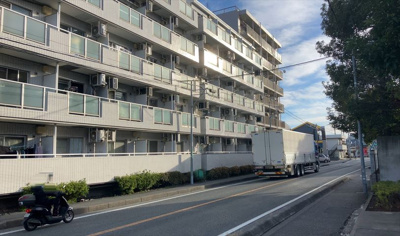 【外観】 | スカイコート橋本第一 | 隣家の土地はどうなっているのか、生活利便施設が近くにあるのか、学校まで近いかなど、お客様のライフスタイルにあわせたイメージが重要です。また、近くにあると困る施設が近くにないかも確認するといいでしょう。