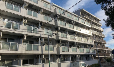 【現況写真】 | スカイコート橋本第一 | 眺望の良さを楽しめるダイニングキッチンで家族団らんの時間を過ごしてはいかがでしょうか。バルコニーから見える景色を家族で眺める時間は、時間が経つのを忘れてしまいそうですね。是非、現地を見に行きましょう！