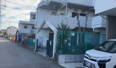 【現況写真】 | スカイコート橋本第一 | 道幅が広い場所は日当たりや風通が良好です。幅が広いのですれ違いも可能ですし大きな車でも駐車可能！一方で、大型車が通ることも多くなるため交通量の増加により騒音に繋がります。また土地の値段が高くなります。