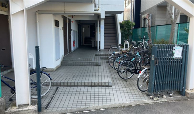 【構造・工法・仕様】 | スカイコート橋本第一 | ＲＣ造、Reinforced Concreteは直訳すると補強されたコンクリートです。主に柱や梁・床・壁が鉄筋とコンクリートで構成おり、鉄筋を組んだ型枠にコンクリートを流し込んで固めたものを指します。