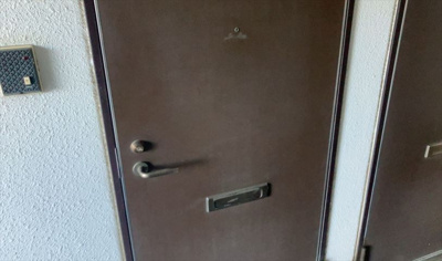 【玄関】 | スカイコート橋本第一 | 玄関は家の顔でもあり、家族以外の目にも止まる場所です。玄関は外との間を仕切る扉、靴などをしまっておく収納スペース、靴脱ぎのたたきスペース、来客とのやり取りをするドアホンなど複数のアイテムからなります。