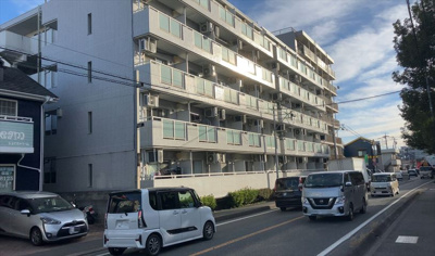 【外観】 | スカイコート橋本第一 | 外観はマンション管理がされているかの目安になります。築年数が古いと、壁面は劣化してひび割れが生じることも！建物が古びていても細かいところが修繕されていると、きちんと管理されているなぁと感じるでしょう。