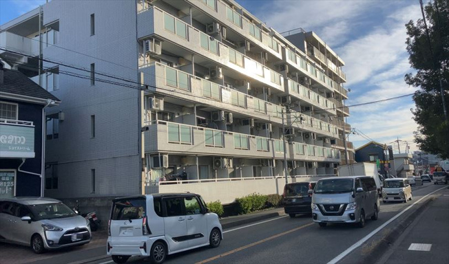 【外観】 | スカイコート橋本第一 | 外観はマンション管理がされているかの目安になります。築年数が古いと、壁面は劣化してひび割れが生じることも！建物が古びていても細かいところが修繕されていると、きちんと管理されているなぁと感じるでしょう。