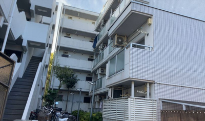 【バルコニー】 | スカイコート橋本第一 | 一般的なバルコニーは、奥行1.5ｍ程ですが、ワイルドバルコニーは2ｍまで広がっています。そのため洗濯物の間隔をあけ干すことができ、乾きやすいというメリットや、ガーデニングが楽しめる等の特徴があります。