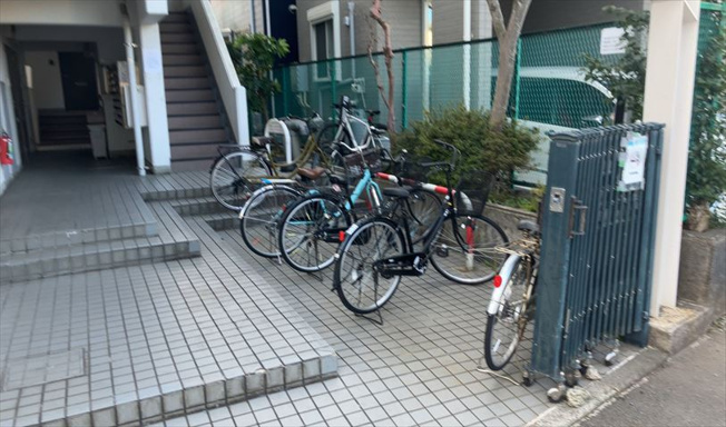 【駐車場】 | スカイコート橋本第一 | 車一台あたりに必要なスペースは、標準サイズの普通自動車で横幅2m50cm、長さ5mは必要になります。ただし、乗降のことも考慮して横幅3m30cm、長さ5m50cmほどは確保できるところを選びましょう。