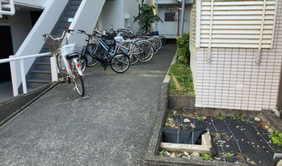 【駐車場】 | スカイコート橋本第一 | 駐車場と明記されていても、最小スペースでつくられた駐車場だと大型車は駐車できなかったり、出入りしにくくなったりする可能性があります。お車のサイズと購入したい物件の駐車場のサイズを現地で確認しましょう。