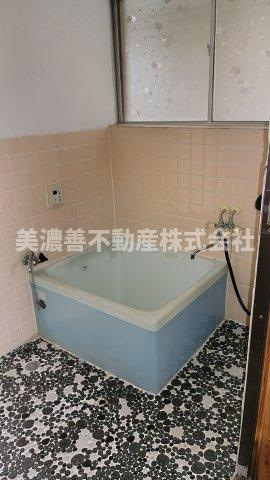 ６１７５６　本巣市仏生寺中古戸建ての浴室