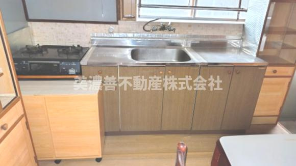 ６１７５６　本巣市仏生寺中古戸建てのキッチン