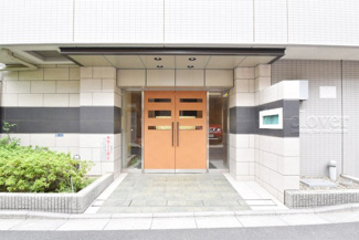 【エントランス】 | マンションの正面エントランス。出入りする人間を癒してくれるマンション入り口であり、その建物の「顔」でもあります。～即日のご見学可能～　お問合せはお気軽にどうぞ。