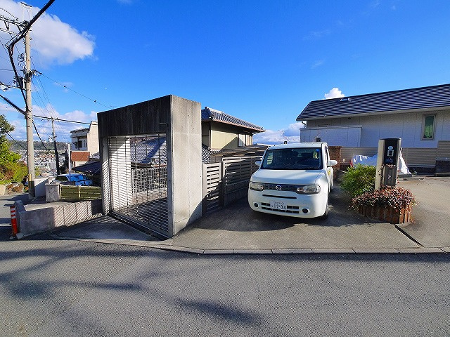 アンソレイユ北新町の駐車場|安心のシャッター付きの駐車場です。3～4台駐車可能です。
