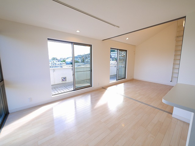 アンソレイユ北新町の居間・リビング|こちらの居間で趣味の時間をお楽しみください
