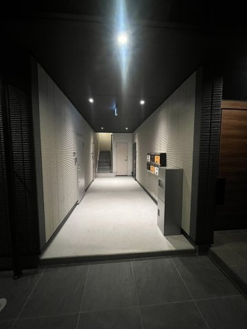 コンフォートKのその他共用部分|夜でも明るい共用廊下