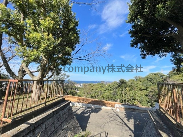 横須賀市桜が丘１丁目　建築条件無　売地　A区画の周辺|正面にある公園から望む土地の奥には海が見えます☆