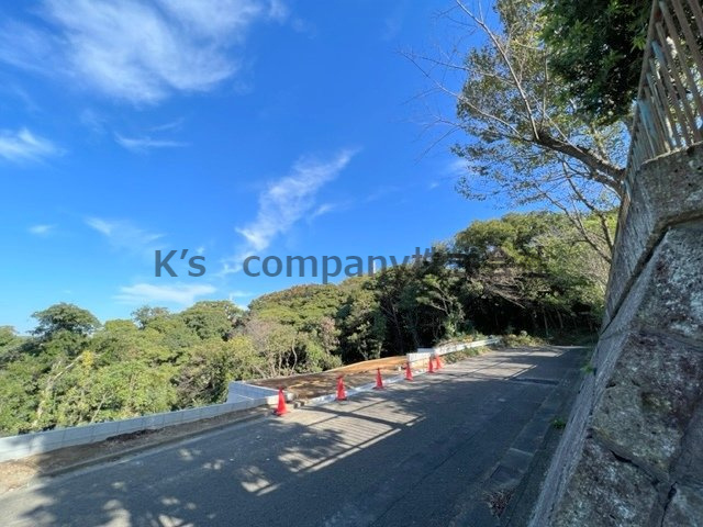 ■横須賀市桜が丘１丁目　建築条件無　売地　B区画■の前面道路含む現地写真|緑に包まれた立地です☆
