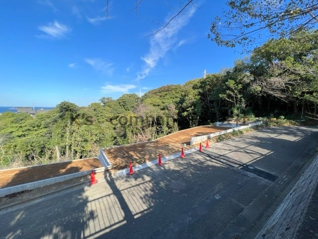 ■横須賀市桜が丘１丁目　建築条件無　売地　B区画■の前面道路含む現地写真|前面道路も静かで駐車するのも楽です♪