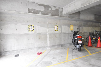 【駐車場】 | バイク置き場あり。空き区画の有無や駐輪料金、サイズおよび排気量規定などについては、改めてお問い合わせください。～即日のご見学可能～　お問合せはお気軽にどうぞ。