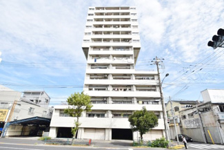 【外観】 | 私たち不動産業スタッフは、よく「いい面構えの建物です」「雰囲気ありますねえ」という言葉を使いますが、当マンションもまさにそのような姿で佇んでいます。～即日のご見学可能～　お問合せはお気軽にどうぞ。