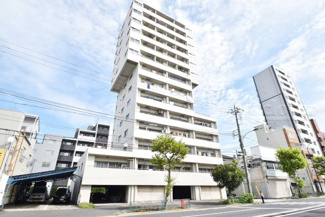 【外観】 | 青空によく映える建物です。手入れの行き届いた外壁やマンション正面エントランスなど、綺麗な姿をぜひ一度、現地にてご覧ください。～即日のご見学可能～　お問合せはお気軽にどうぞ。
