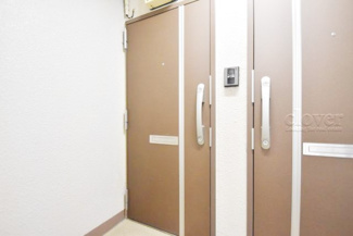 【その他共用部分】 | ダブルロック式の玄関ドアが皆様をお出迎え。お部屋のセキュリティの観点からも、うれしい設備ですね。玄関の色もシックで良い感じです。～即日のご見学可能～　お問合せはお気軽にどうぞ。