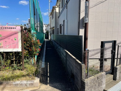 【外観】 | 門真市月出町　戸建 | 建物の横の通路がある為、通風良好です！