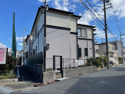 【前面道路含む現地写真】 | 門真市月出町　戸建 | 本物件横に通路があります。