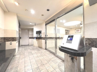 【エントランス】 | 【 Entrance 】
高級感のあるエントランス。居住者の帰りを待っているとともに、安全も守ってくれています。賑わいのある街も素敵ですが、プライベートを確保することも大事です。