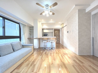 【外観】 | 【 Living　room 】
木の暖かさを感じられ、団欒とした生活を送ることができるリビングルーム。気持ちのいい日の光の下、ゆっくりとしたくつろげる時間を楽しみませんか？