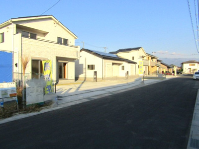 【前面道路含む現地写真】 | ブルーミングガーデン笛吹市春日居町鎮目2期　1号棟 | 前面道路含む現地写真です