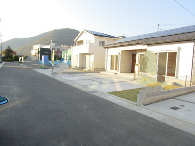 【前面道路含む現地写真】 | ブルーミングガーデン笛吹市春日居町鎮目2期　2号棟 | 前面道路含む現地写真です