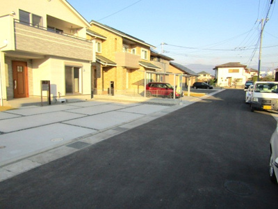 【前面道路含む現地写真】 | ブルーミングガーデン笛吹市春日居町鎮目2期　3号棟 | 前面道路含む現地写真です